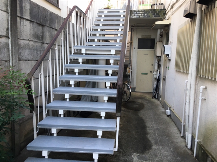 目黒区柿の木坂にて鉄骨階段の塗装をファインＳｉを使って行いました